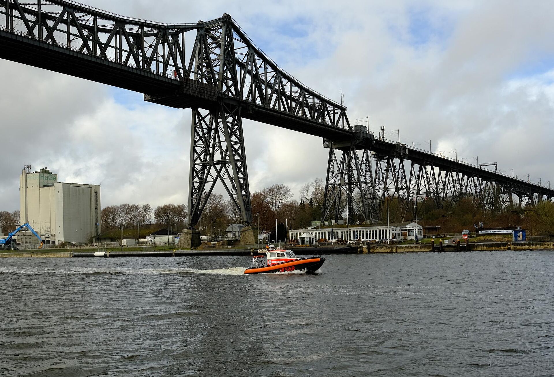 Seenotrettungsboot schwimmt unter großen Brücke durch