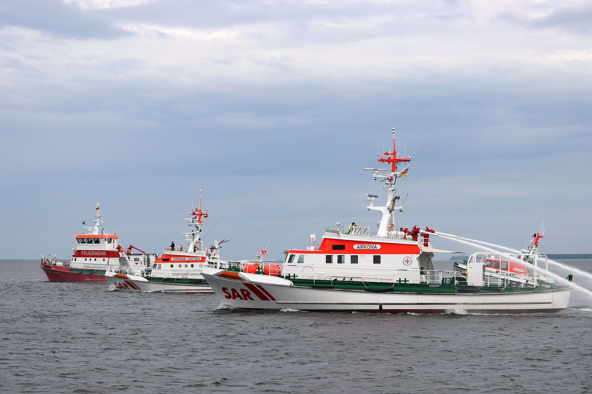 Seenotrettungskreuzer ARKONA mit der VORMANN JANTZEN und einem Rettungsboot der Feuerwehr im Hintergrund