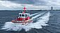 Seenotrettungsboot entfernt sich mit hohem Tempo von der Küste