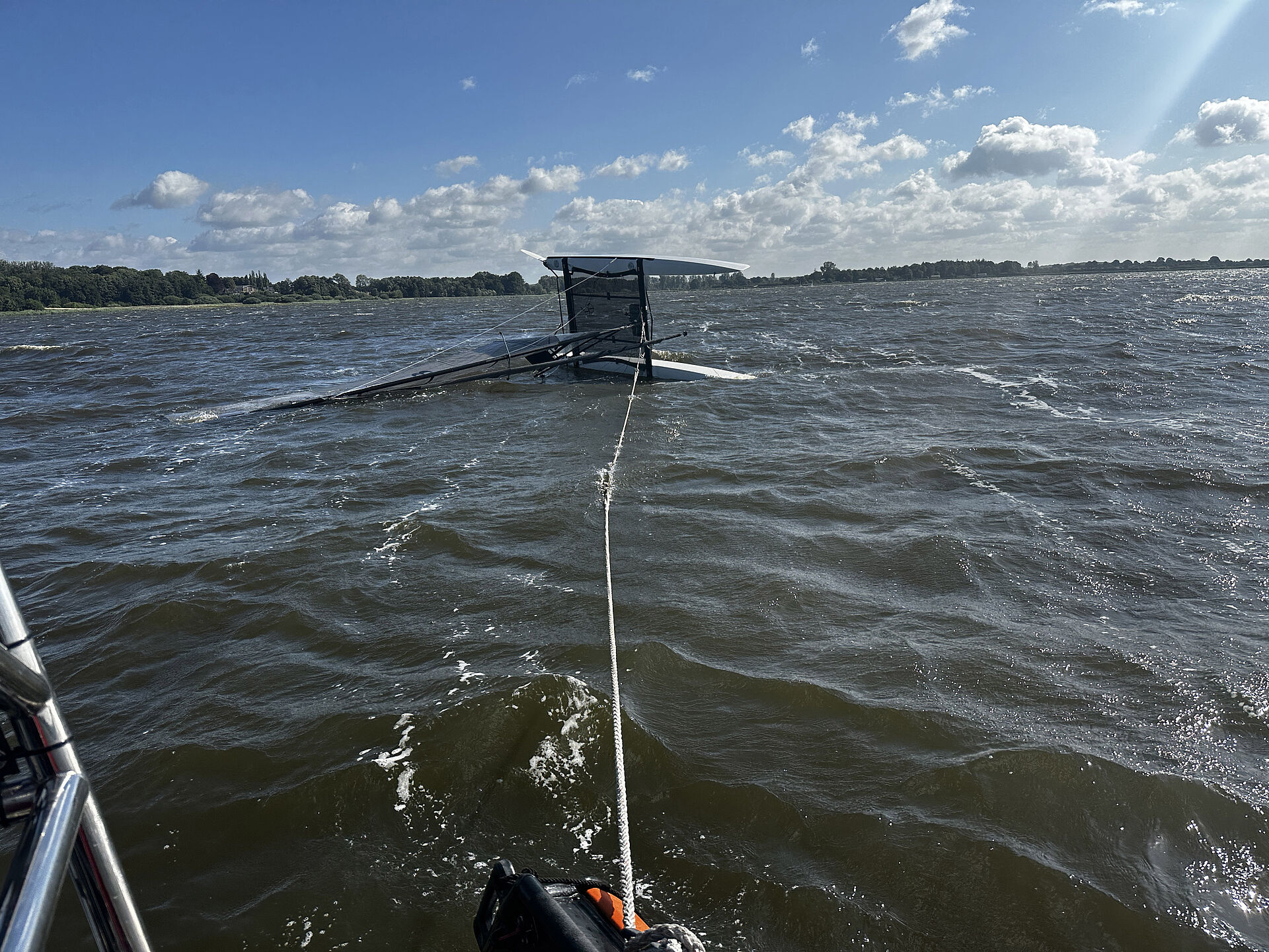 Schleswiger Seenotretter im Einsatz auf der Schlei für gekenterte Katamaransegler