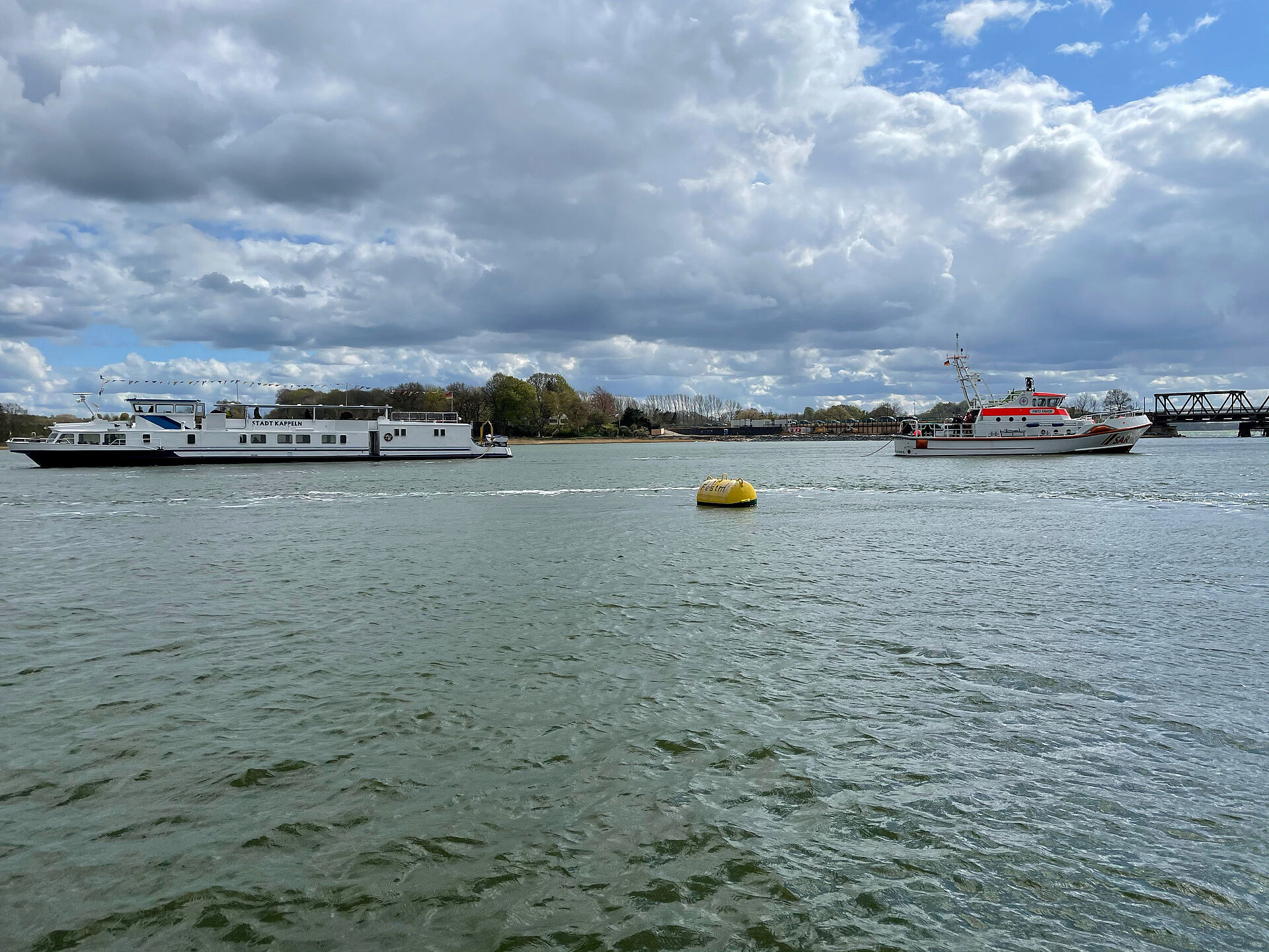 Seenotretter befreien Fahrgastschiff aus mißlicher Lage – „Stadt Kappeln“ vor Lindaunisbrücke auf der Schlei festgekommen