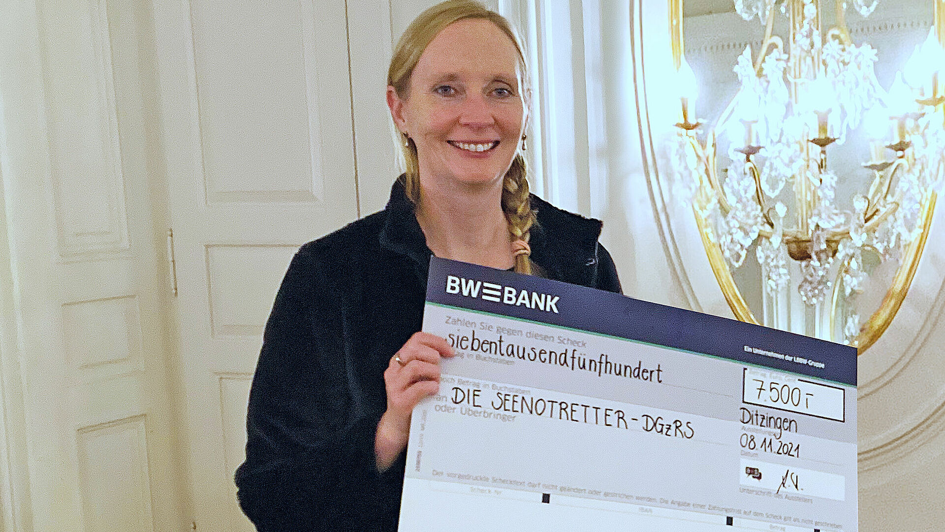 DGzRS-Mitarbeiterin Sabine Preiß mit dem symbolischen Spendenscheck über 7.500 Euro für die a+s DialogGroup GmbH