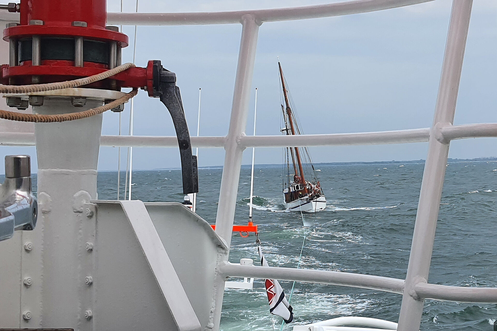 Seenotretter verhindern Strandung eines Traditionsschiffes auf dem Darß