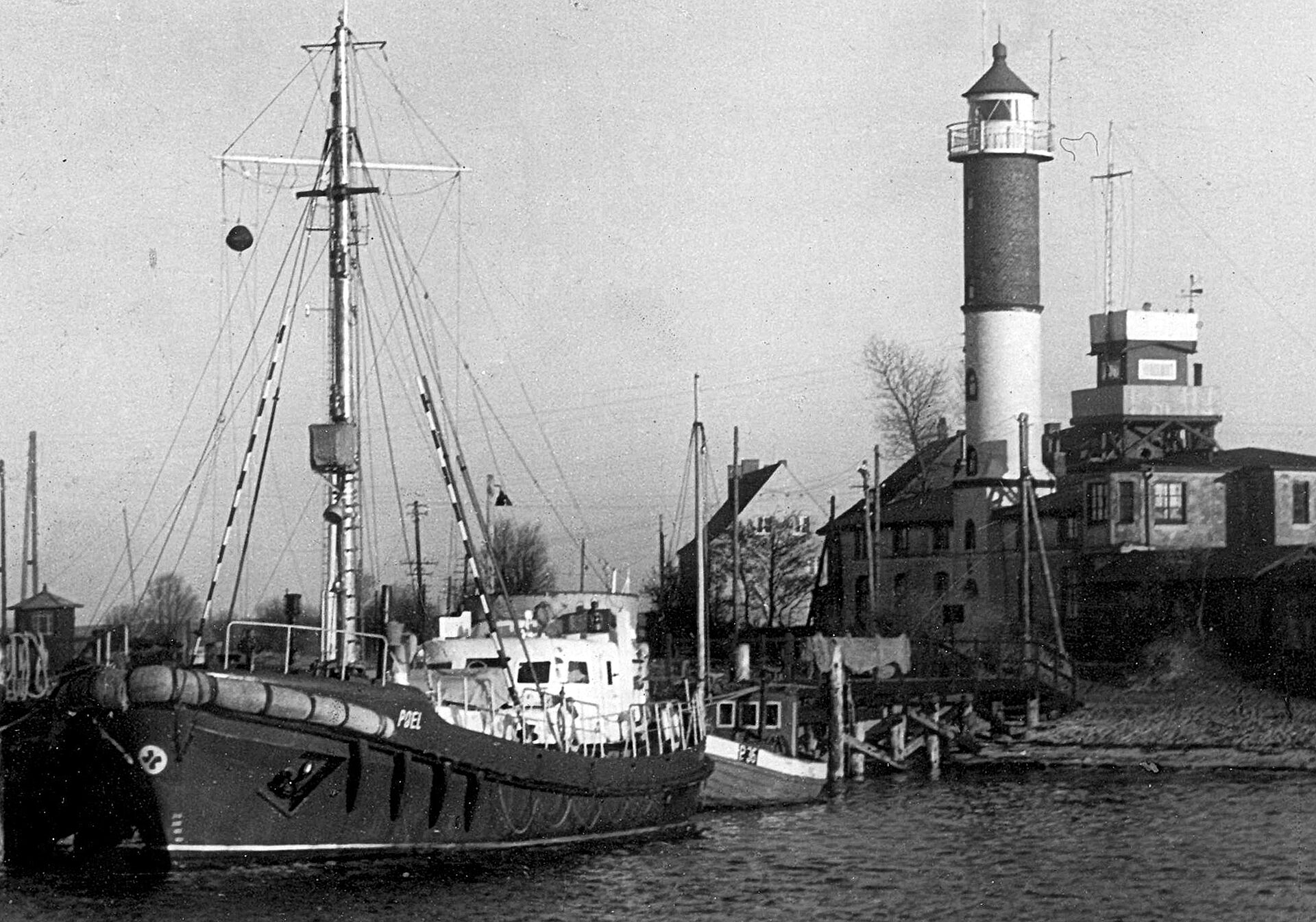 Schwarz-weiß Foto von einem anliegenden Schiff