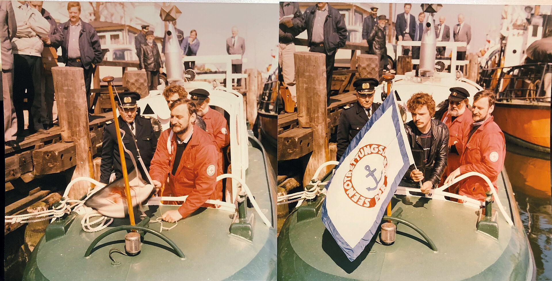 Ein älteres Bild von Schiffsleuten, die eine Flagge am Heck eines Bootes besfestigen