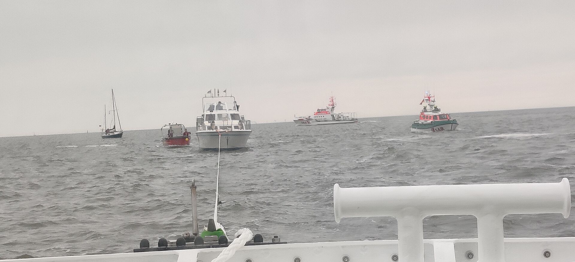 Ein Motorboot wird vom Seenotrettungsboot EMIL ZIMMERMANN geschleppt, am Heck die „Butenland“ der DLRG, rechts Tochterboot CHRISTIAN des Seenotrettungskreuzers HERMANN RUDOLF MEYER der DGzRS