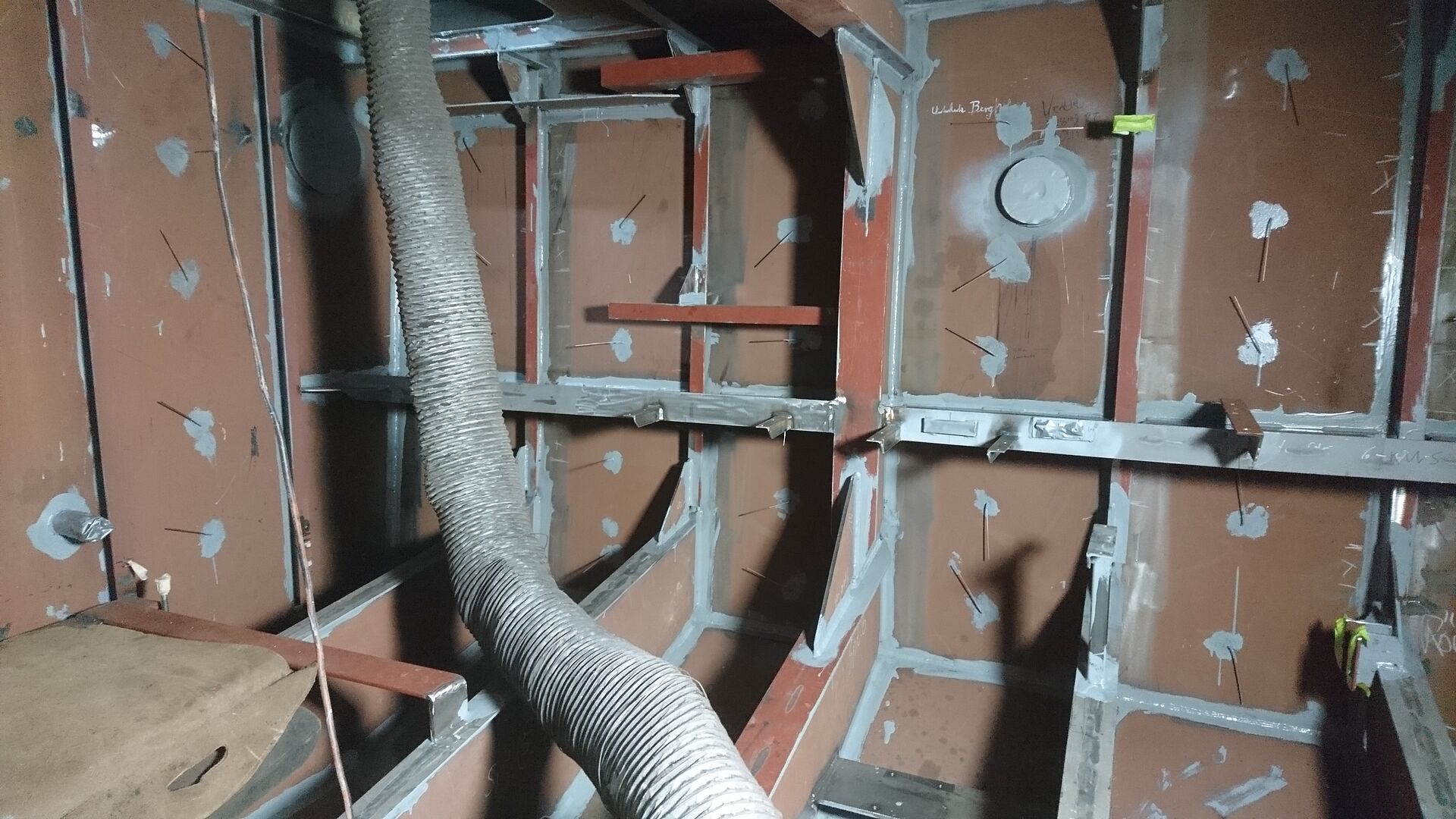 Blick in das Innere des Maschinenraums. Einige Leitungen und Rohre gehen durch den Raum.
