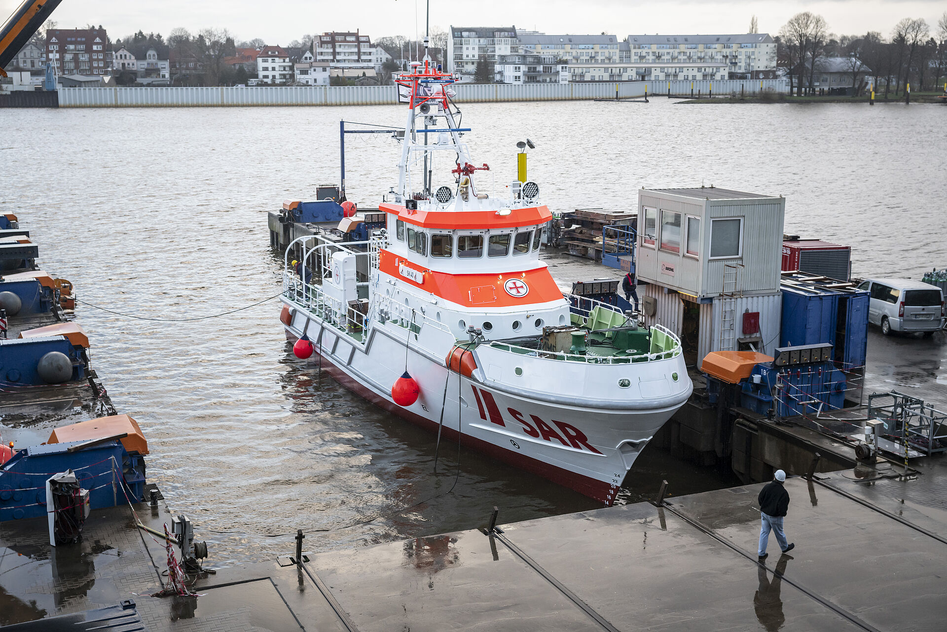 Seenotrettungskreuzer SK40 im Stapelhub in Hamburg