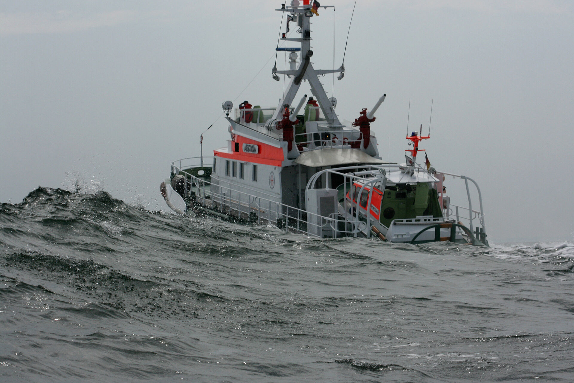 Seenotrettungskreuzer im Einsatz bei starkem Seegang
