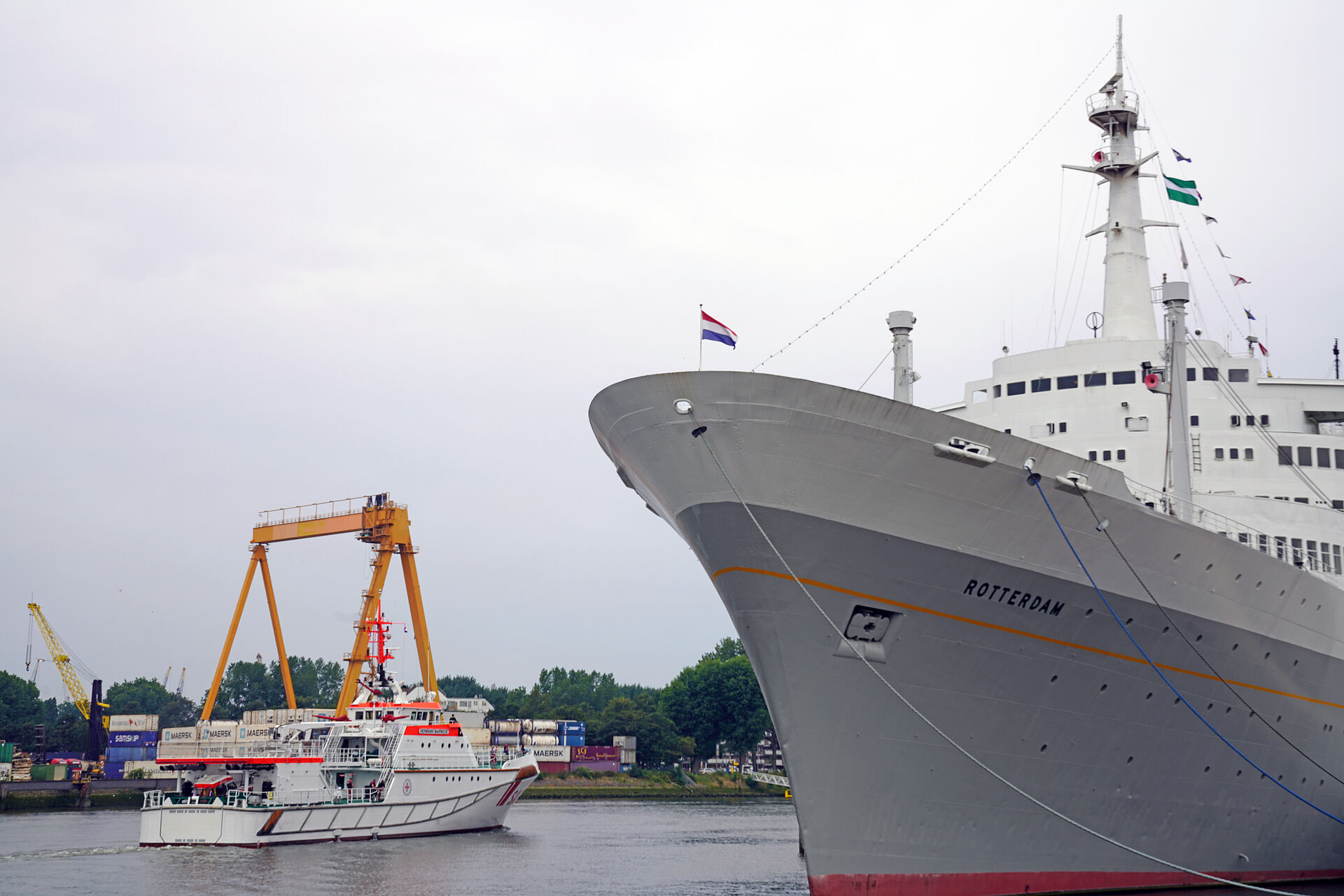 Die HERMANN MARWEDE passiert das Tagungsschiff „Rotterdam“.