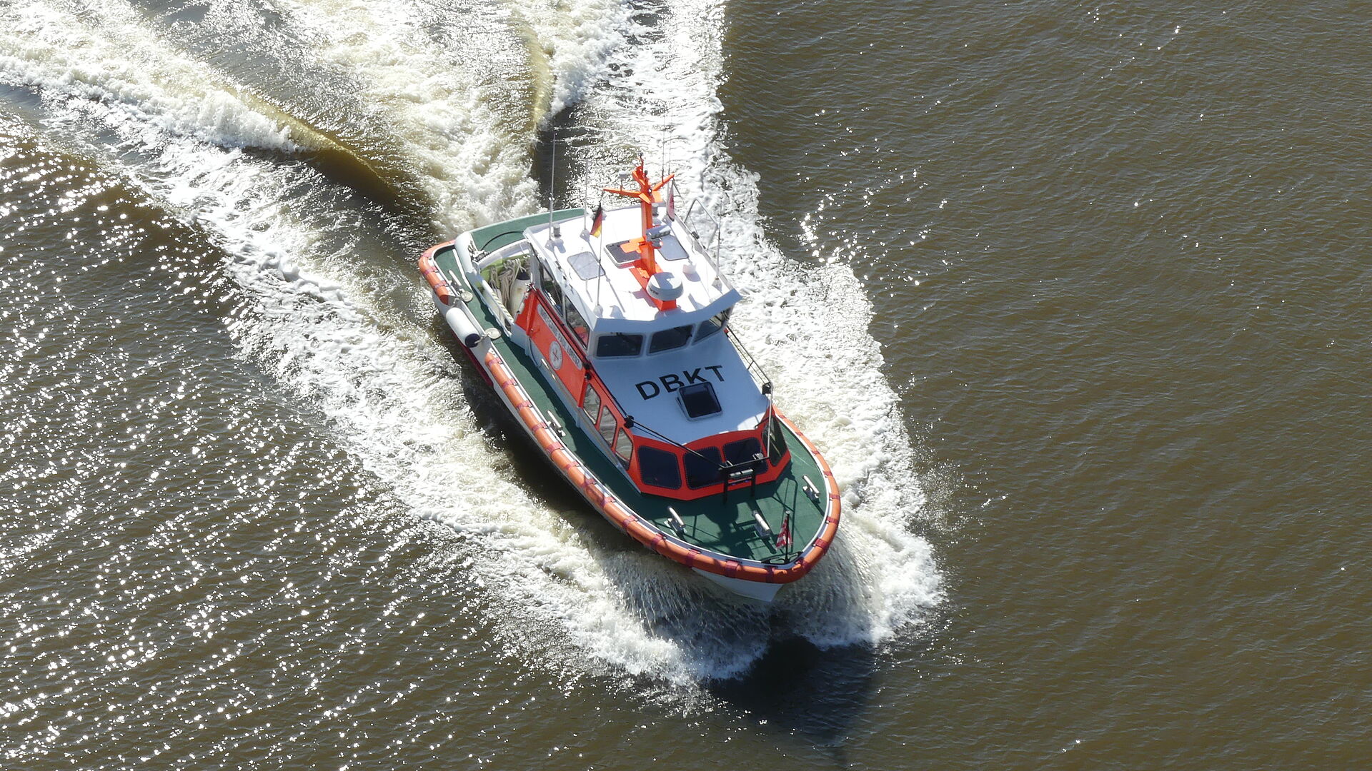 Luftaufnahme des Seenotrettungsbootes WOLFGANG PAUL LORENZ im Nord-Ostsee-Kanal