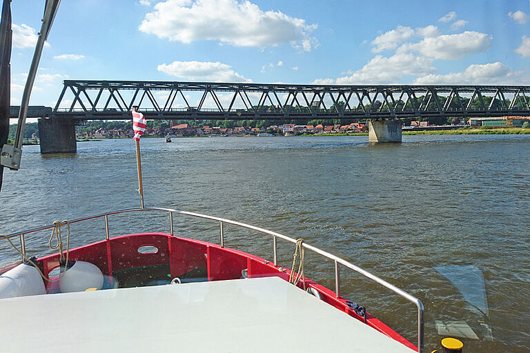 Blick über das Deck eines Seenotrettungskreuzers auf die Elbe