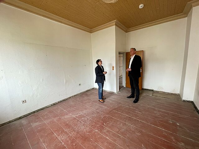 Melanie Lipp und Nicolaus Stadeler in einem nicht renovierten Wohnzimmer