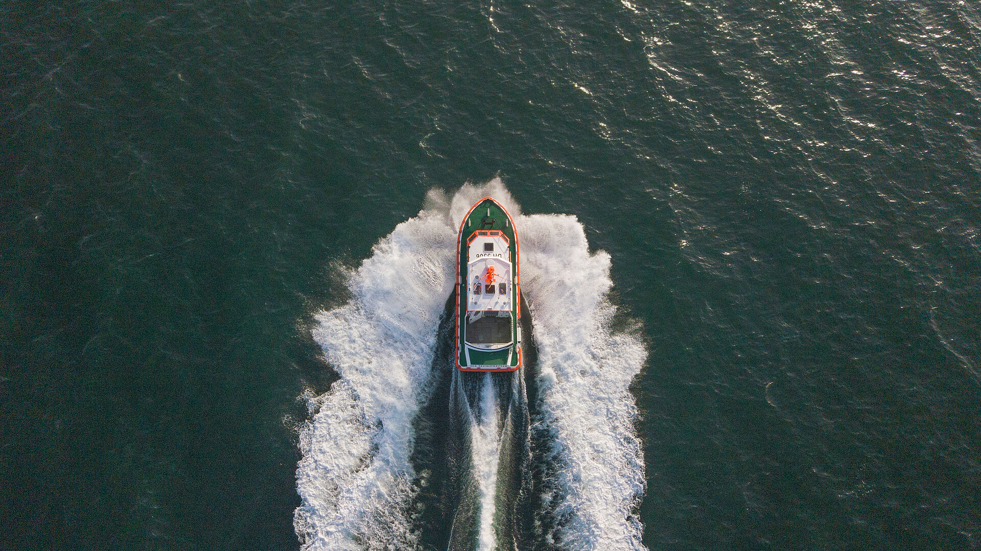 Luftaufnahme eines Seenotrettungsbootes im Einsatz
