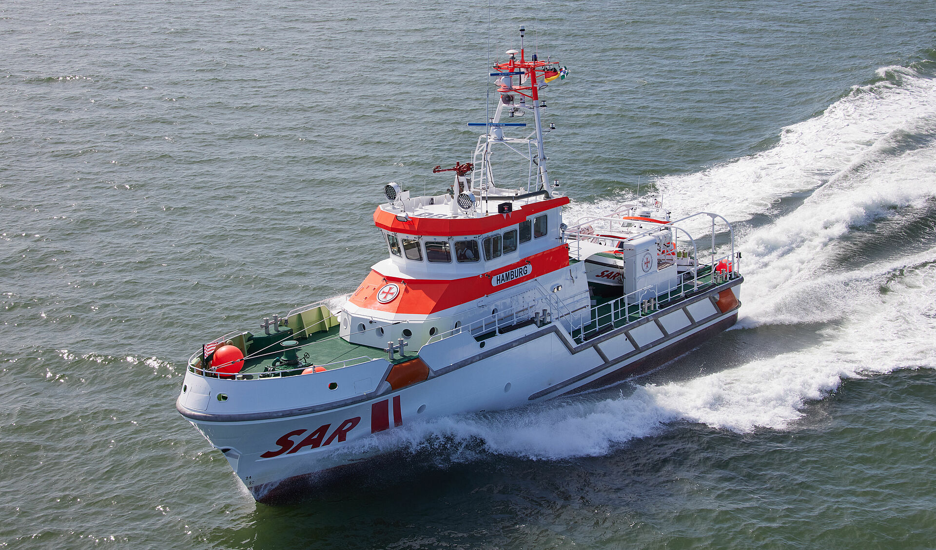Der Seenotrettungskreuzer HAMBURG fährt in schneller Fahrt bei gutem Wetter durch die Nordsee.