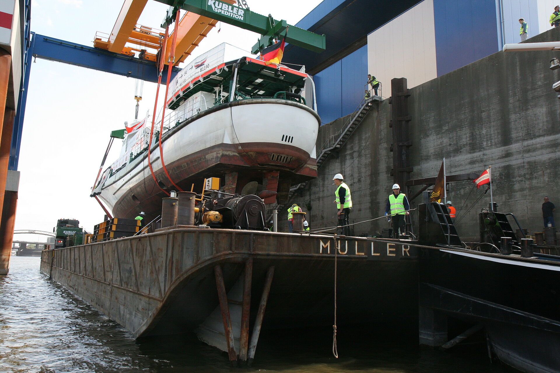 23. Mai 2011: In Duisburg verlässt die JOHN T. ESSBERGER ihr angestammtes Element und wird auf einen Ponton gesetzt. Der Rhein führt nicht genug Wasser, um den Weg auf eigenem Kiel fortzusetzen.