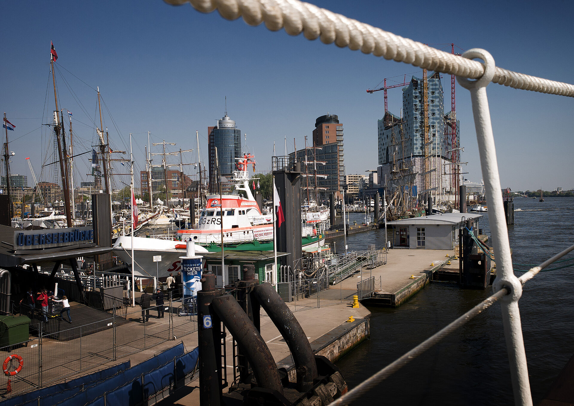 Beim Hamburger Hafengeburtstag - im Hintergrund die seinerzeit im Bau befindliche Elbphilharmonie