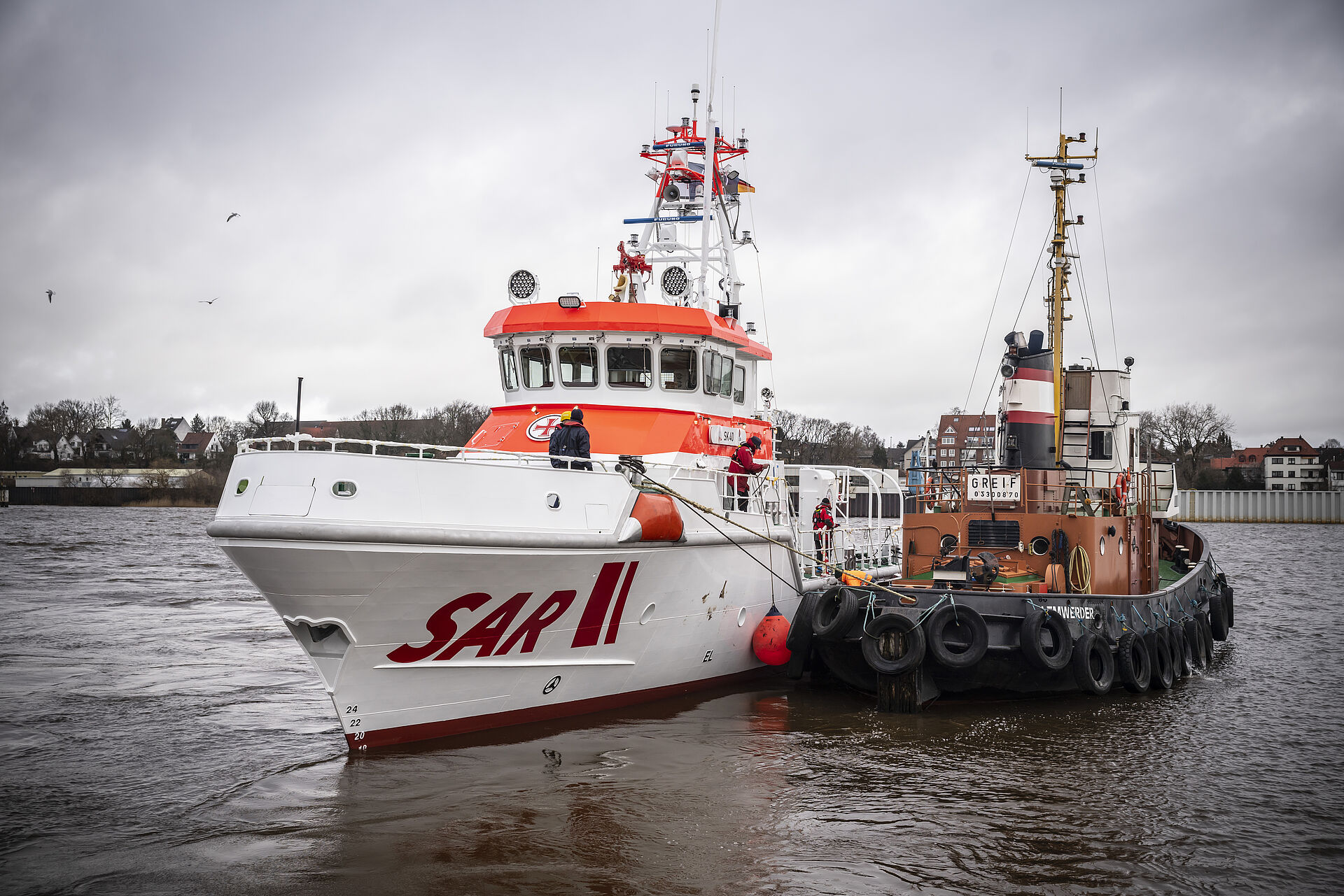 Seenotrettungskreuzer SK40 hilft einem Boot
