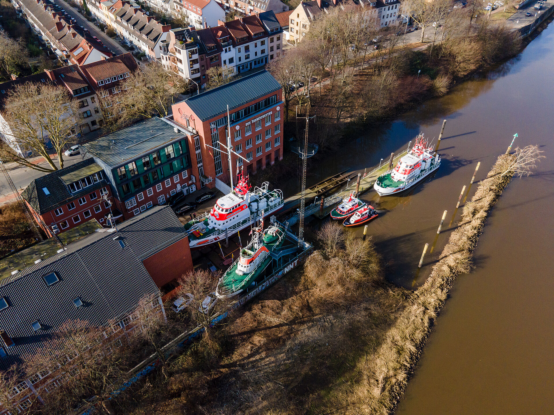 Auf einer Slipanlage wird ein Seenotrettungskreuzer von der Weser zur Werfthalle der DGzRS gezogen.