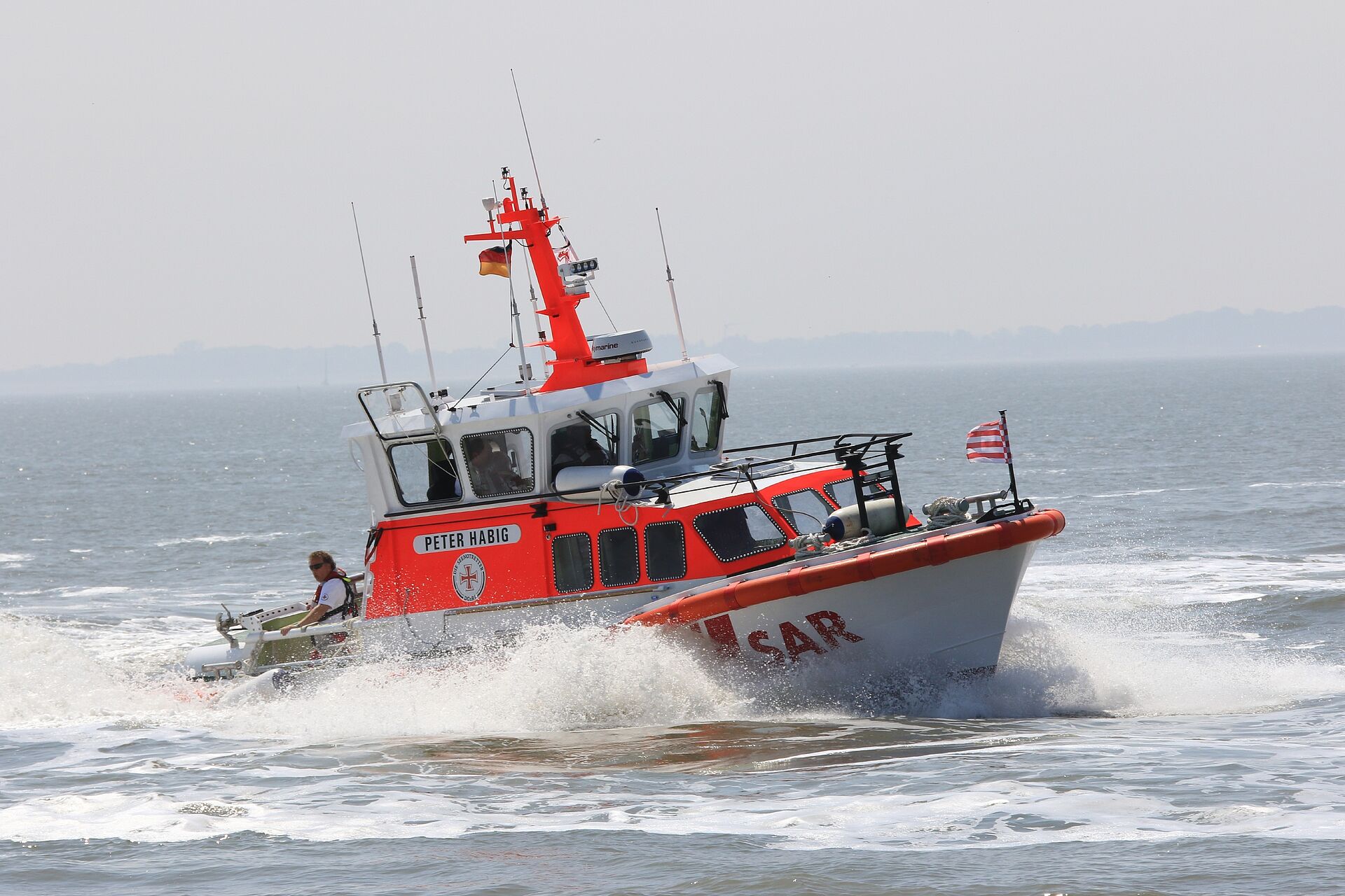 Seenotretter schleppen Motorboot frei – Havarist lag rund zwölf Stunden auf Grund