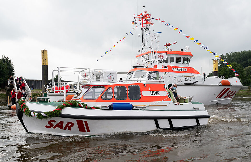 Tochterboot UWE vor Seenotrettungskreuzer NIS RANDERS