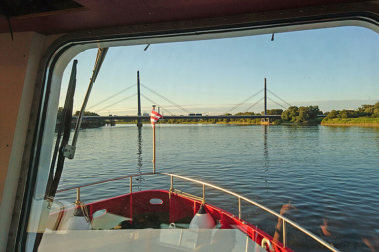 Blick aus dem Bootshaus eines Seenotrettungskreuzers auf die Elbe