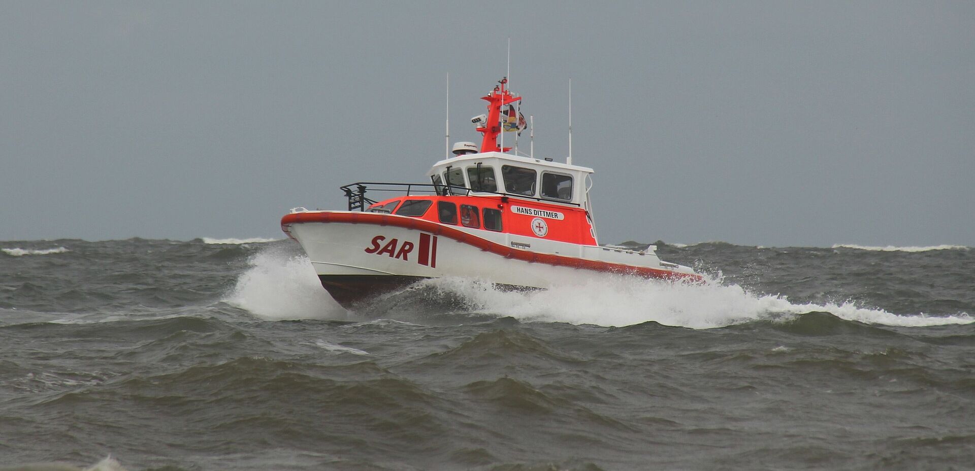 Das Seenotrettungsboot fährt gegen Wellen in der Nordsee. 