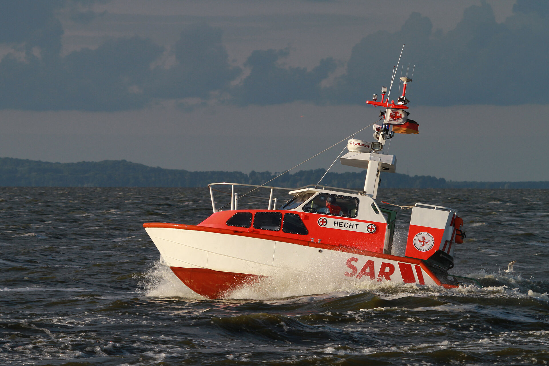 Seenotrettungsboot HECHT mit hohem Tempo im Einsatz