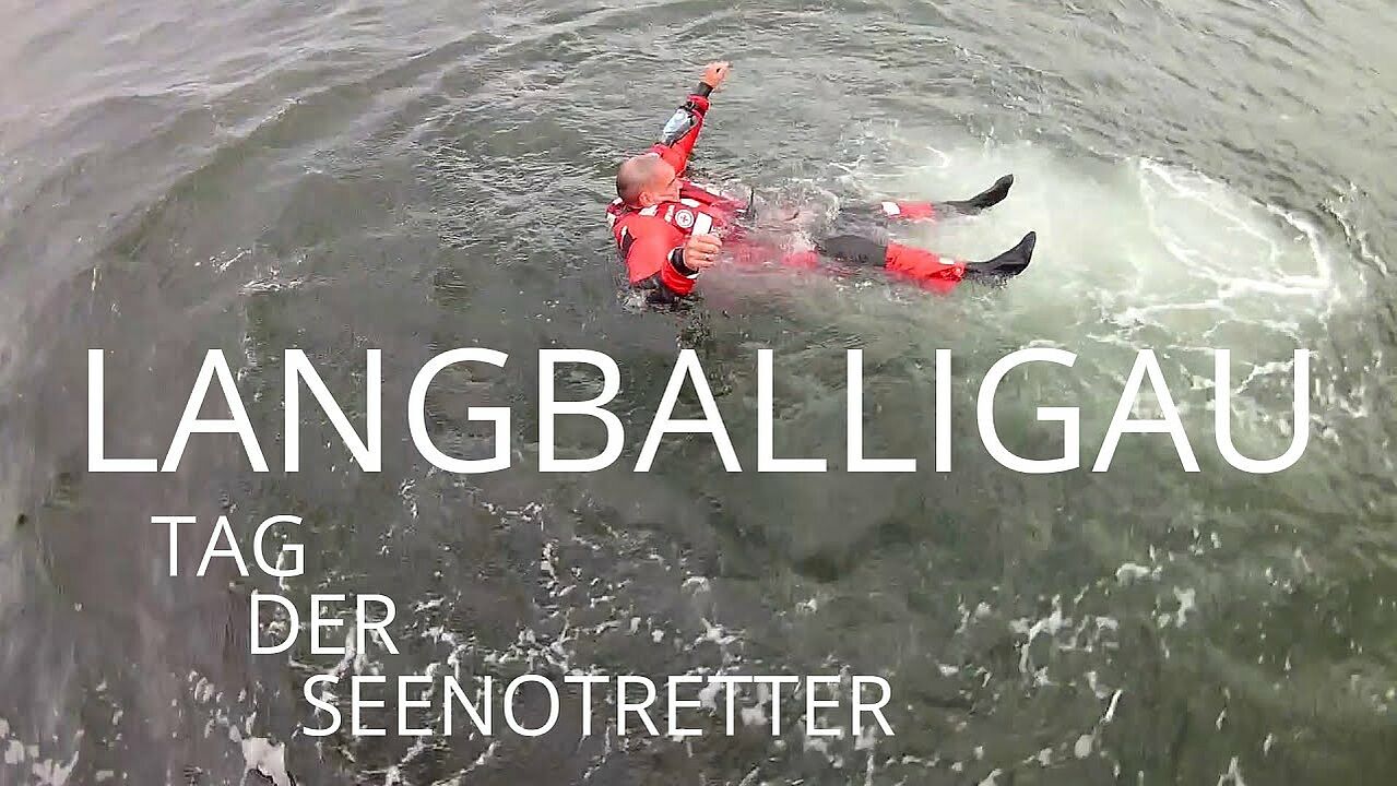 Seenotretter schwimmt im Wasser vor Langballigau