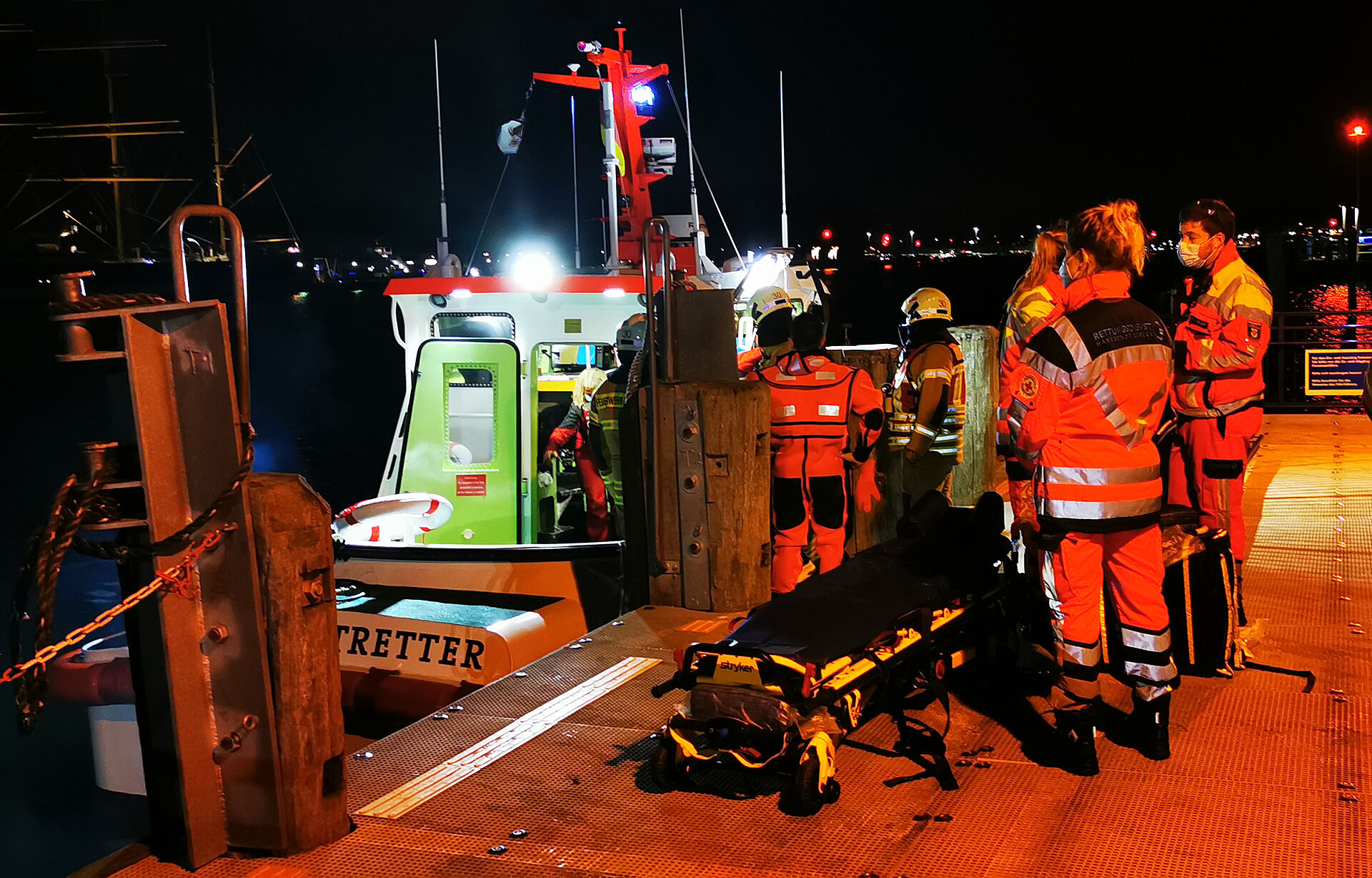 Nächtliche Rettungsaktion im Hafen, nachdem ein Angelboot gekentert ist