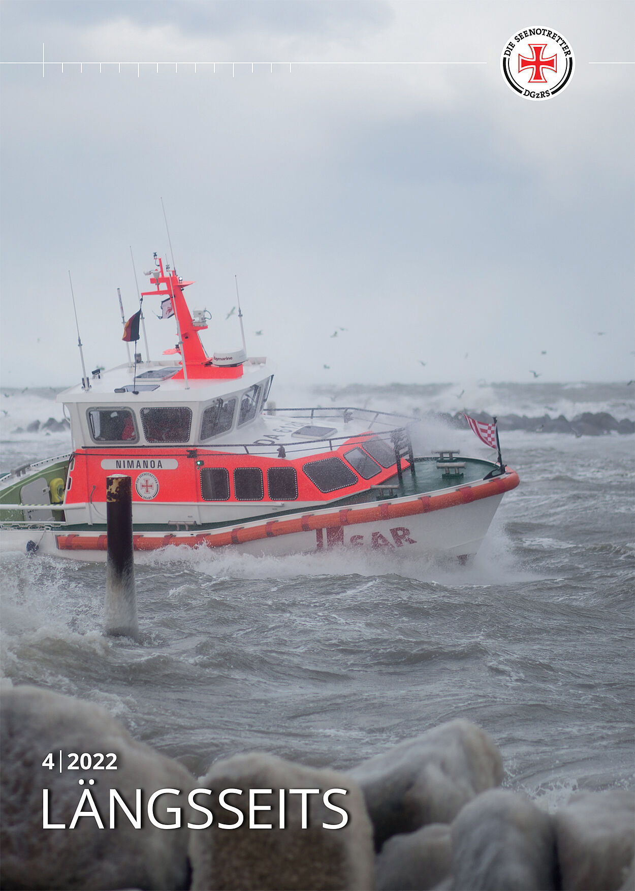 Titel des Seenotretter-Magazins Längsseits mit einem Seenotrettungsboot in stürmischer See