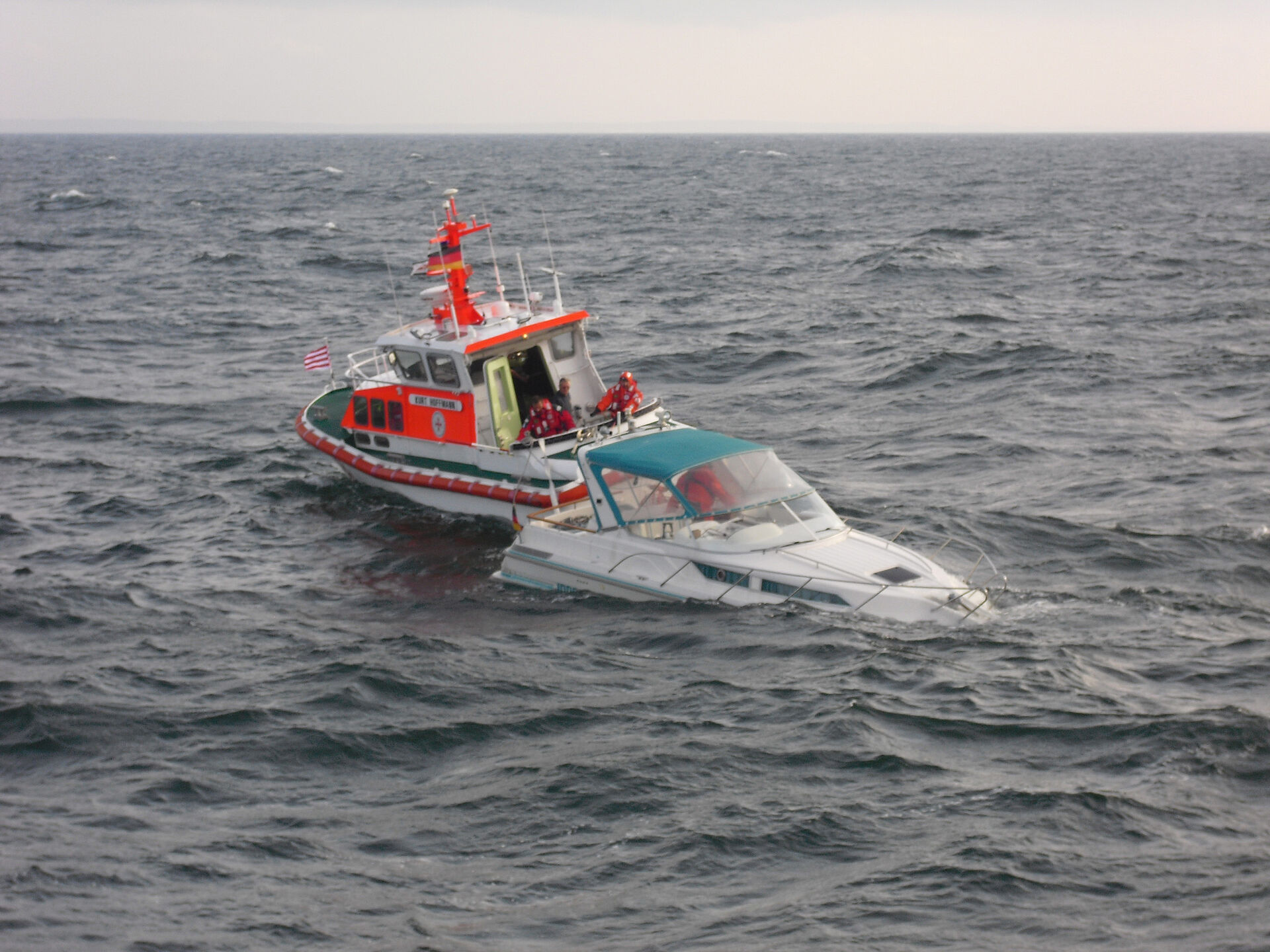 Seenotrettungsboot Koebke Hoffmann rettet Motorboot