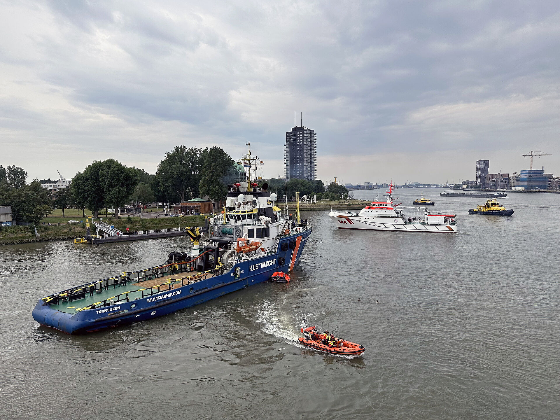 Ein Mehrzweckschiff der niederländischen Kustwacht ist der Havaristendarsteller.