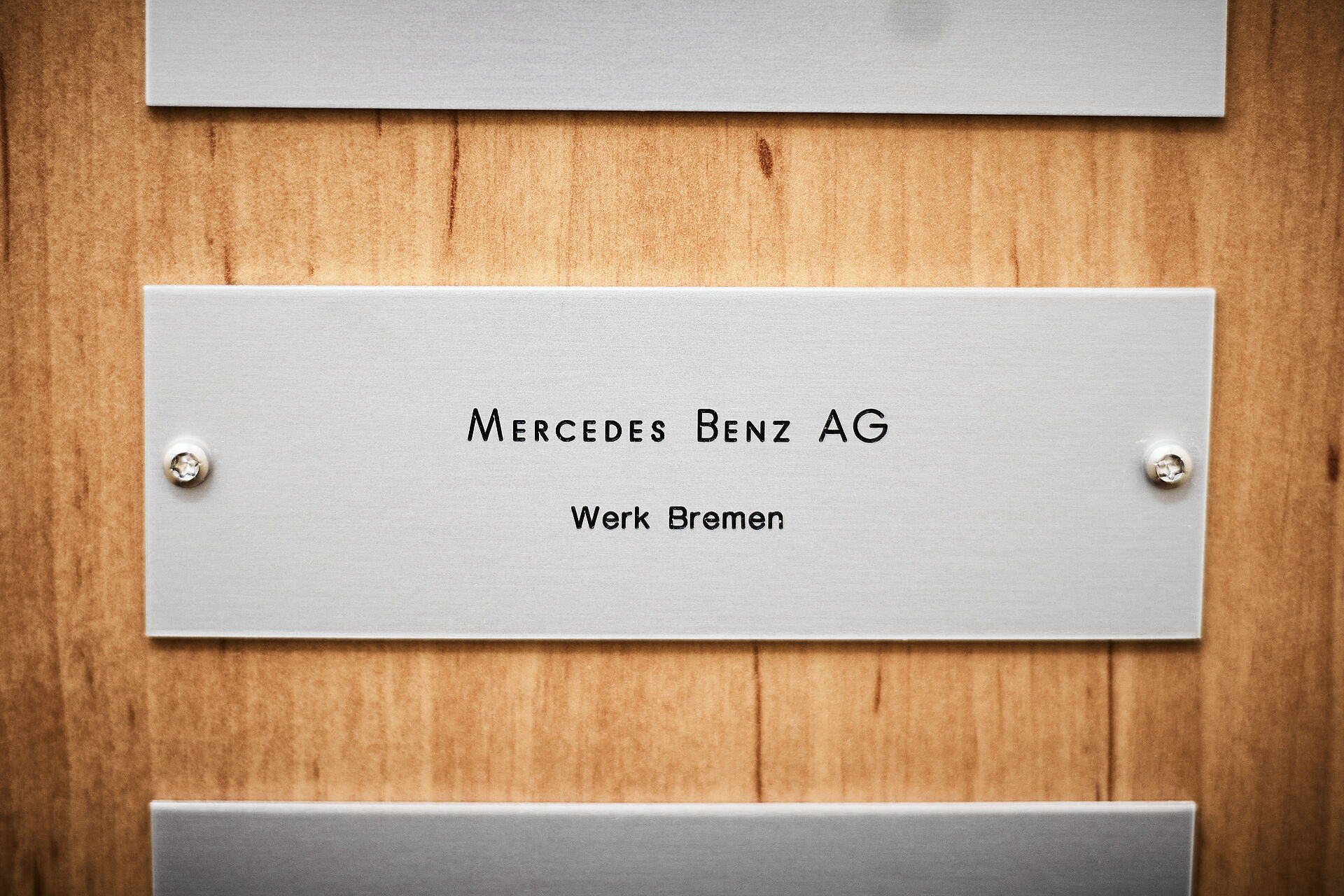Tür Schild mit der Aufschrift "Mercedes Benz AG"