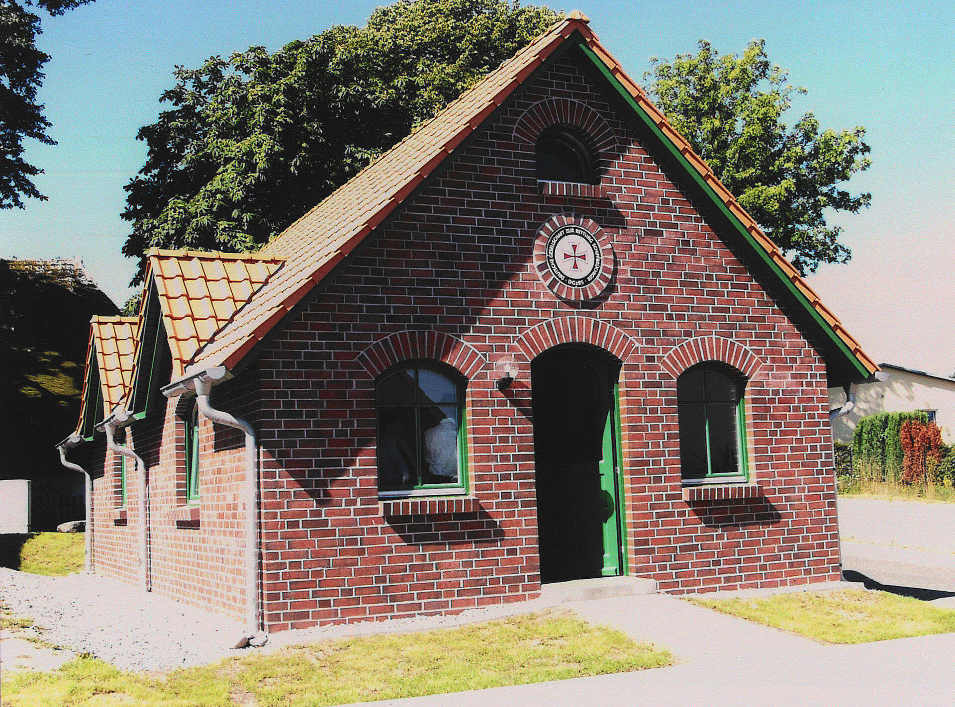 Das Stationsgebäude der DGzRS in Breege ist ein roter Klinkerbau.