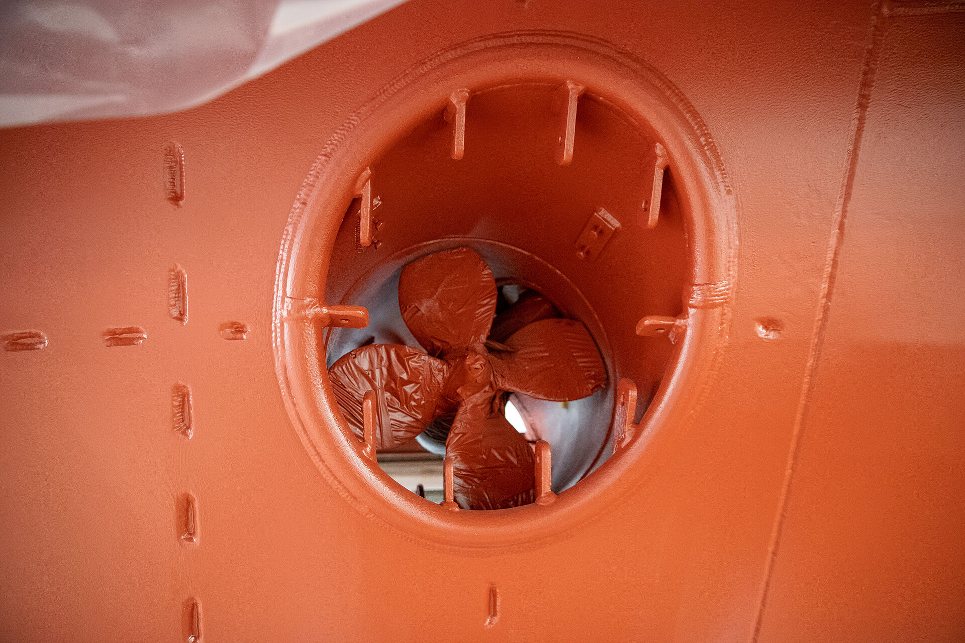 Eine in orangene Folie gewickelte Motorschraube bei Bauarbeiten