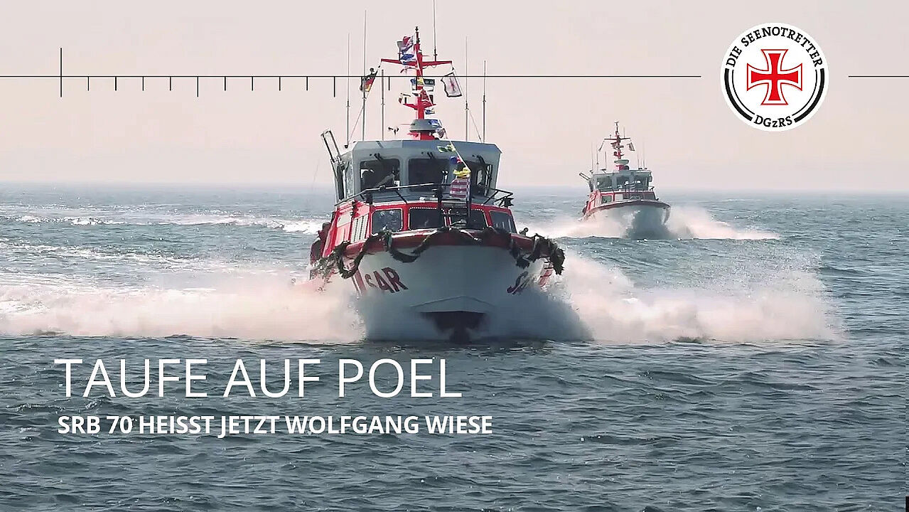 Mehrere mit bunten Flaggen geschmückte Seenotrettungsboote fahren bei sonnigem Wetter auf der Ostsee.