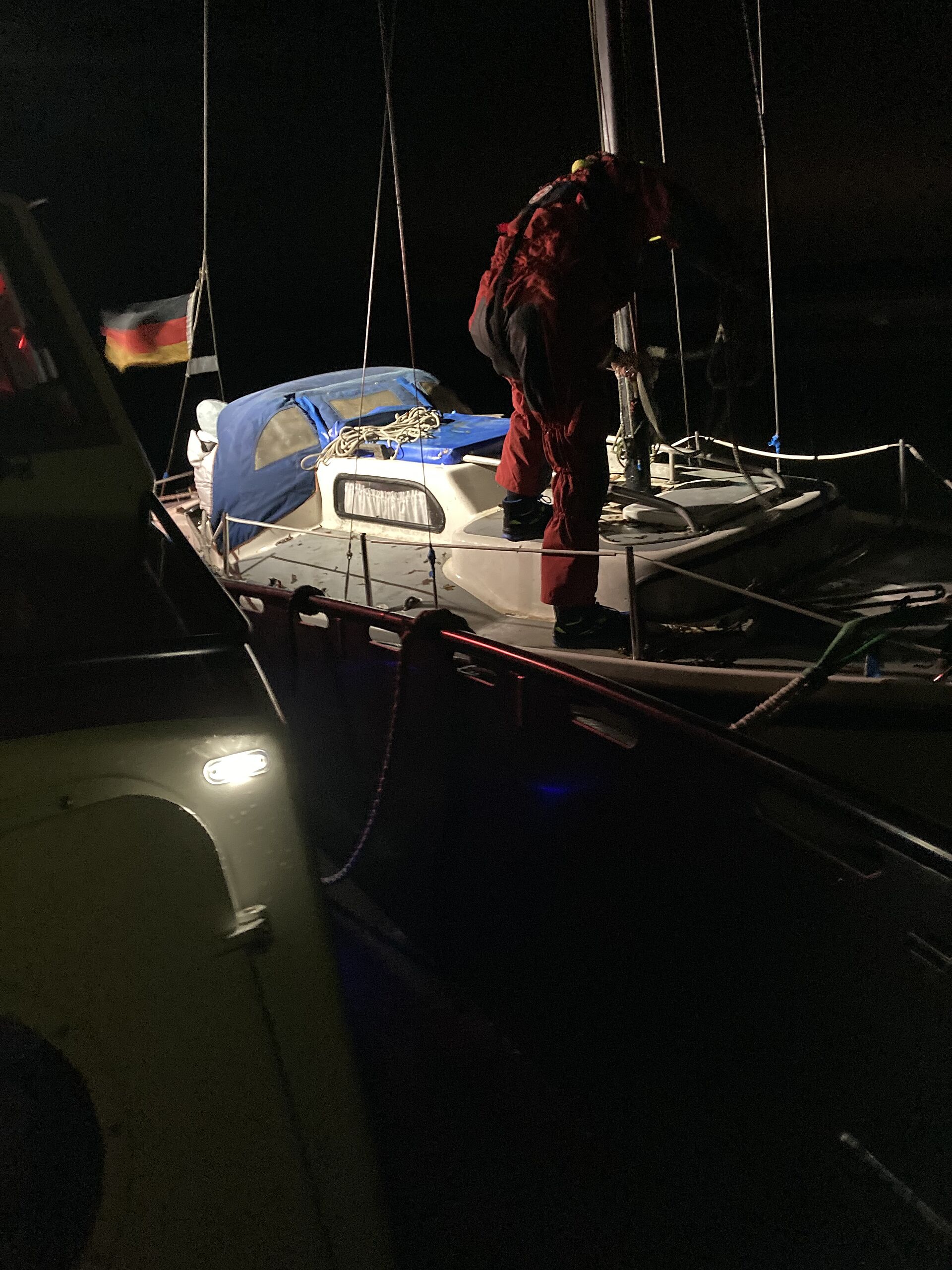 Seenotretter hilft verletzten Segler nach Motorschaden bei Nacht