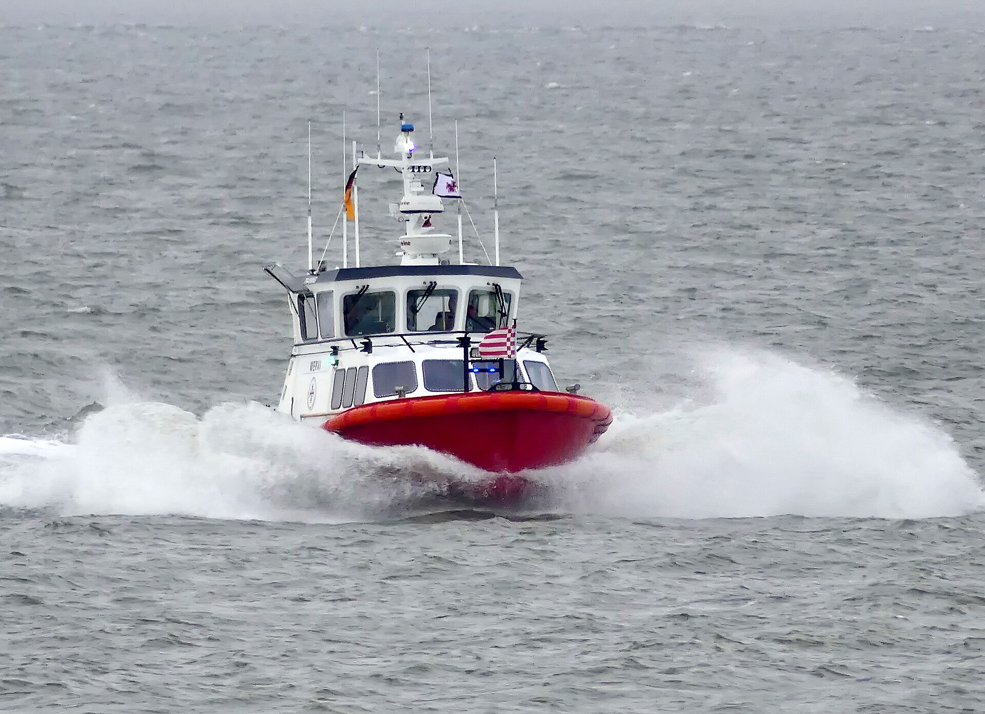 Aus Seenotretter-Ausbildung wird Ernstfall: Crew auf Trainingsboot rettet Kiter vor Pelzerhaken