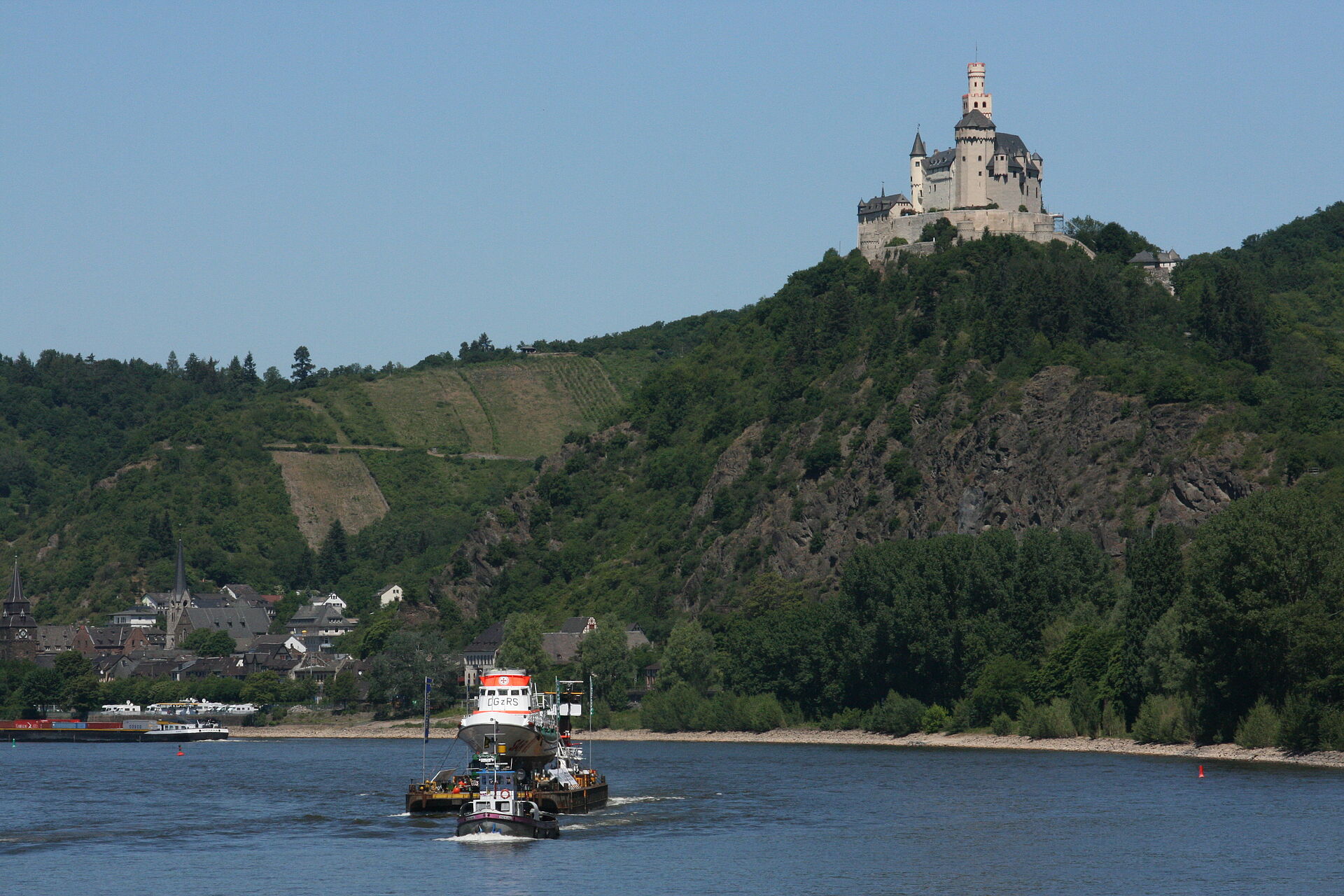 Der Schleppzug passiert die Marksburg zwischen Bingen und Koblenz.