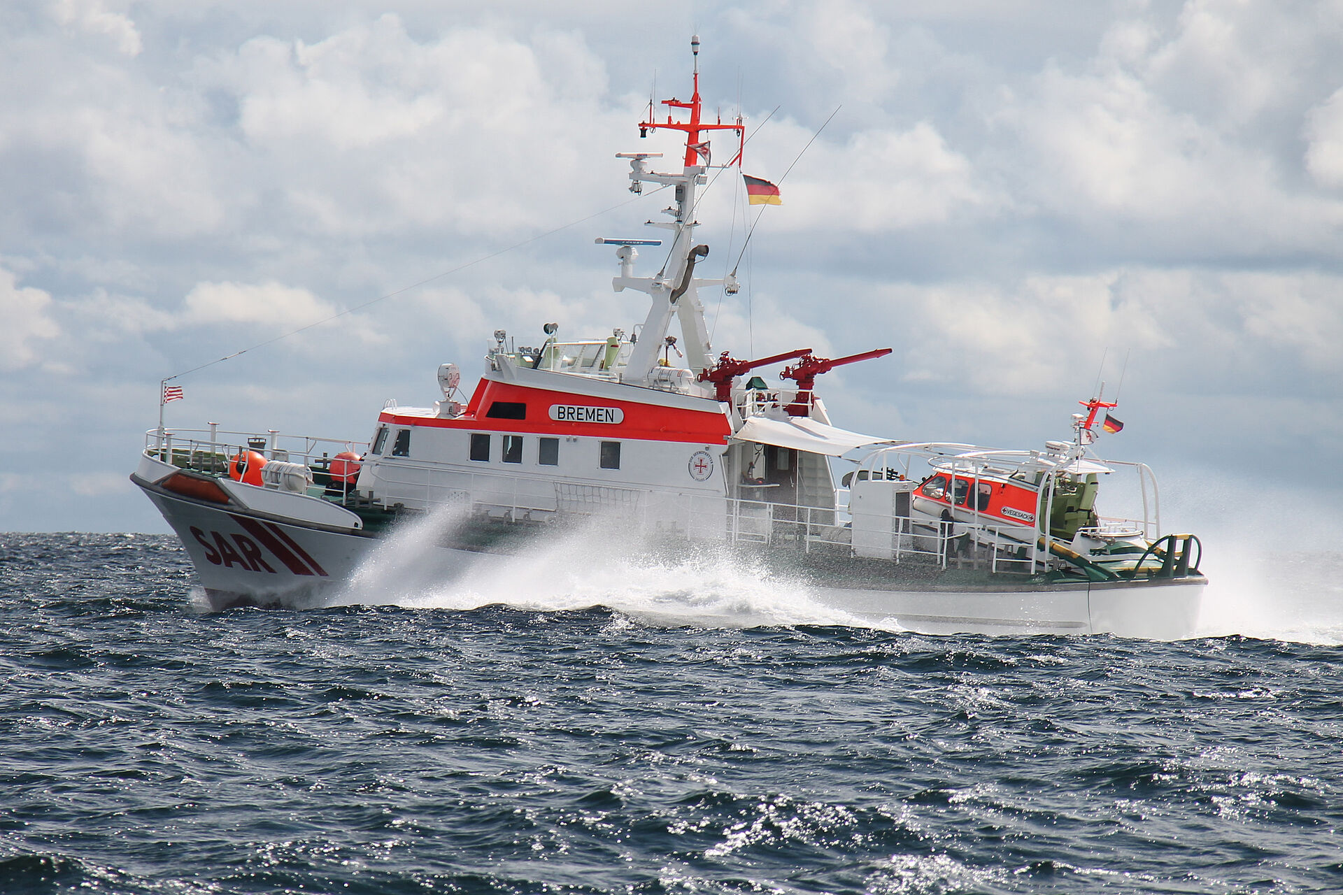 Seenotrettungskreuzer der DGzRS in voller Fahrt