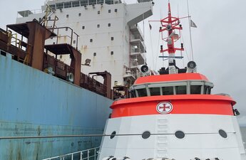 Seenotrettungskreuzer längsseits Baggerschiff