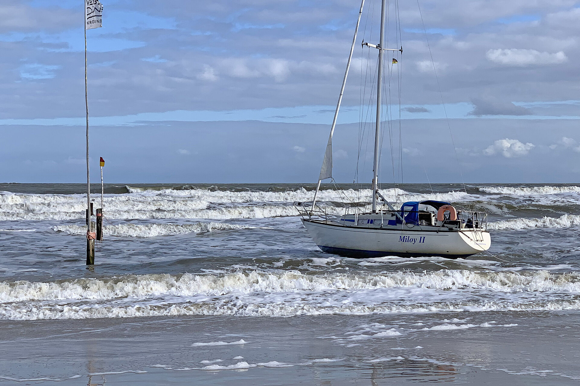 Eine gestrandete Segelyacht am Strand von Norderney