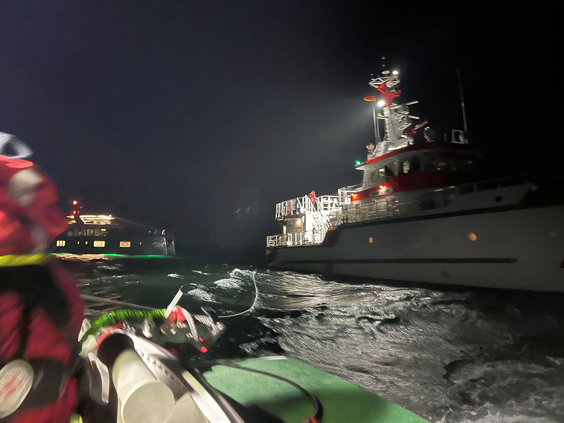 Seenotretter befreien Schiff von Untiefe vor Rügen