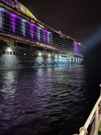 Seenotrettungskreuzer längsseits Kreuzfahrtschiff