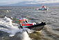 Das Tochterboot eines Seenotrettungskreuzers fährt mit hoher Geschwindigkeit über die Nordsee.