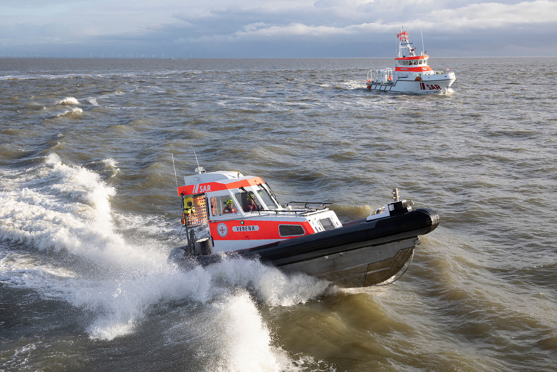 Seenotretter befreien vor Helgoland zwei Schiffbrüchige aus Lebensgefahr