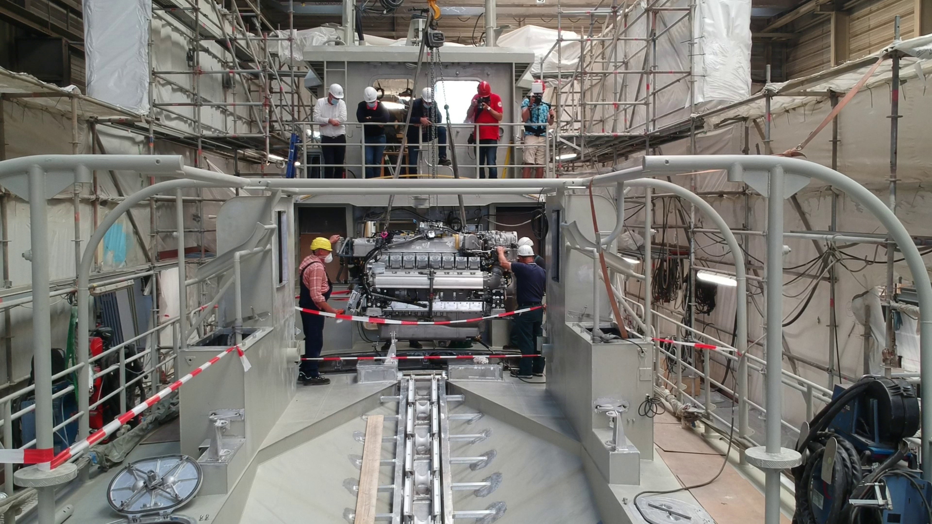 Arbeiter setzten Motorblock ein