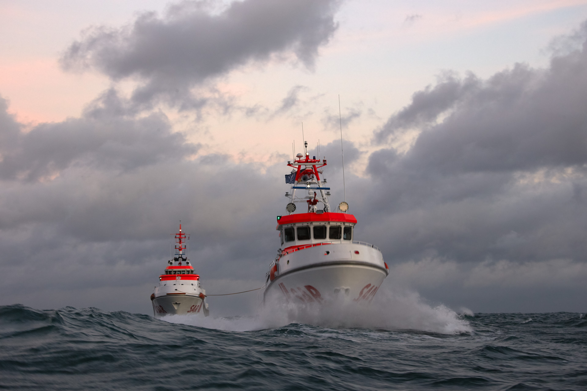 Zwei Kreuzer der Seenotretter auf hoher See bei einer Erprobungsfahrt