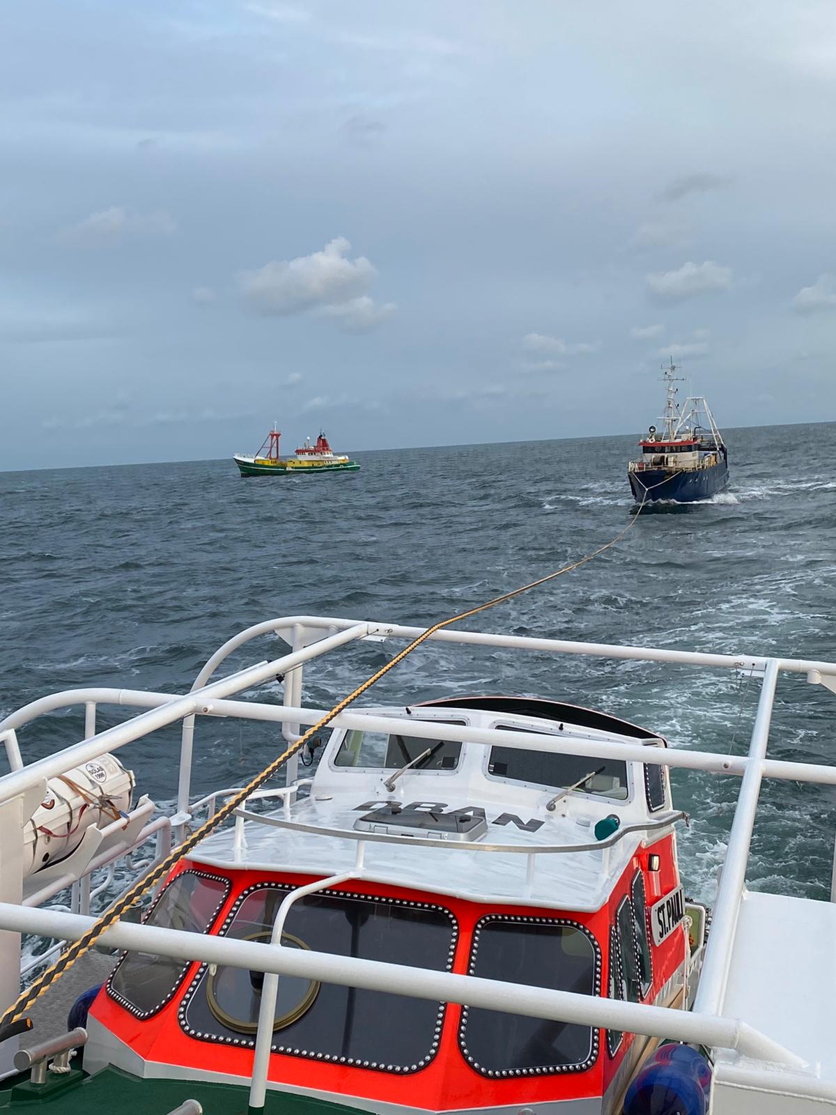 Seenotretter im Einsatz für Verkehrssicherungsschiff